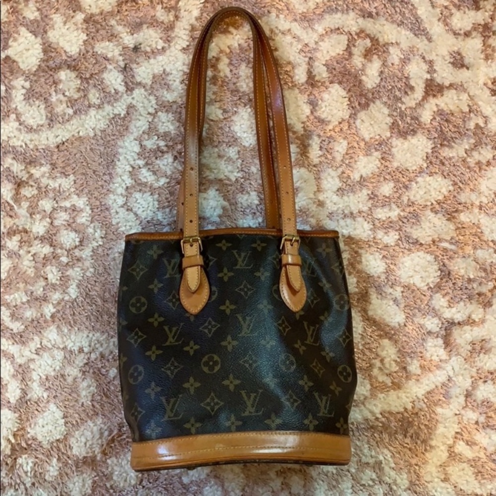 Louis Vuitton petite bucket bag